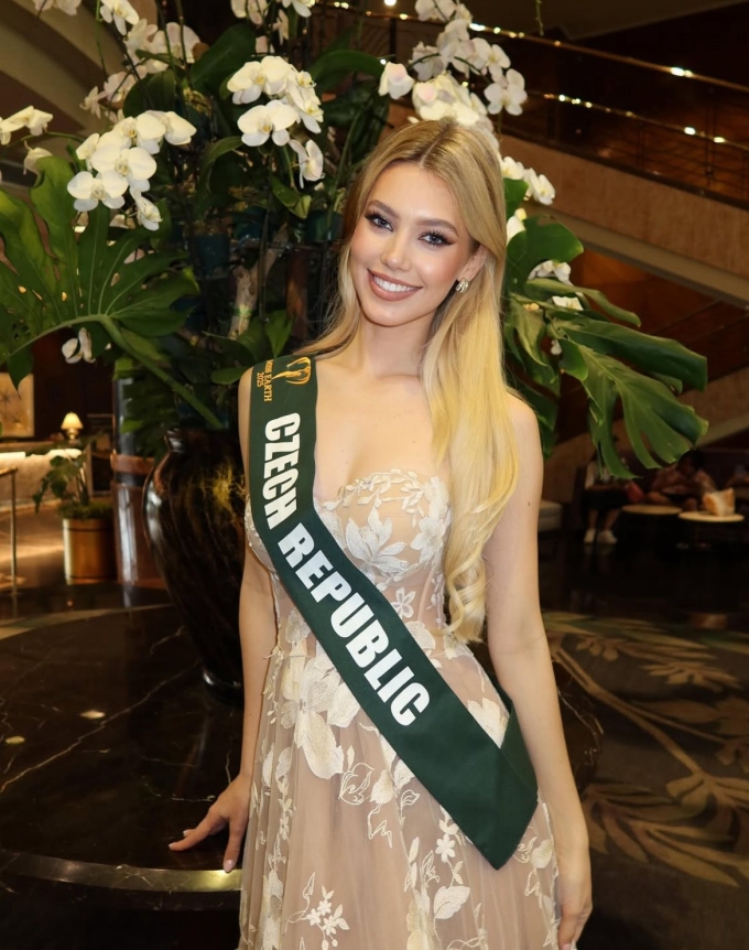 Nhan sắc của tân Hoa hậu Trái đất 8 Khi tham gia các hoạt động trong khuôn khổ Miss Earth, Natálie lựa chọn phong cách trẻ trung, sắc màu tươi sáng.