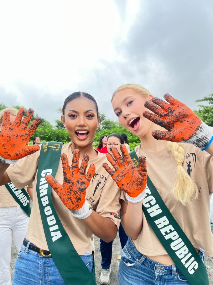 Nhan sắc của tân Hoa hậu Trái đất 15 Hỉnh ảnh giản dị của hoa hậu khi tham gia hoạt động thu gom rác, bảo vệ môi trường.