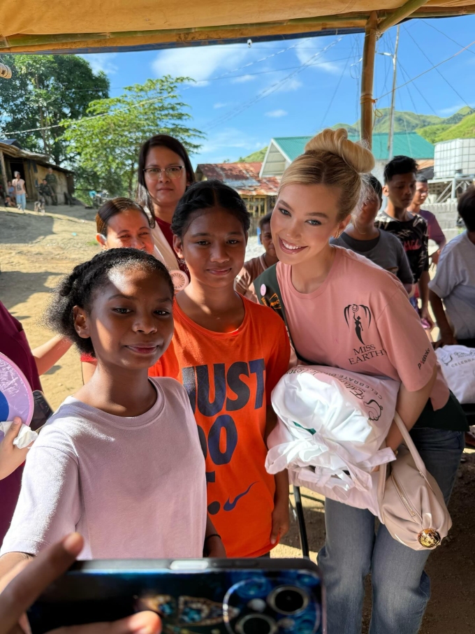 Nhan sắc của tân Hoa hậu Trái đất 16 Người đẹp vui vẻ chụp hình cùng các em nhỏ tại Philippines.