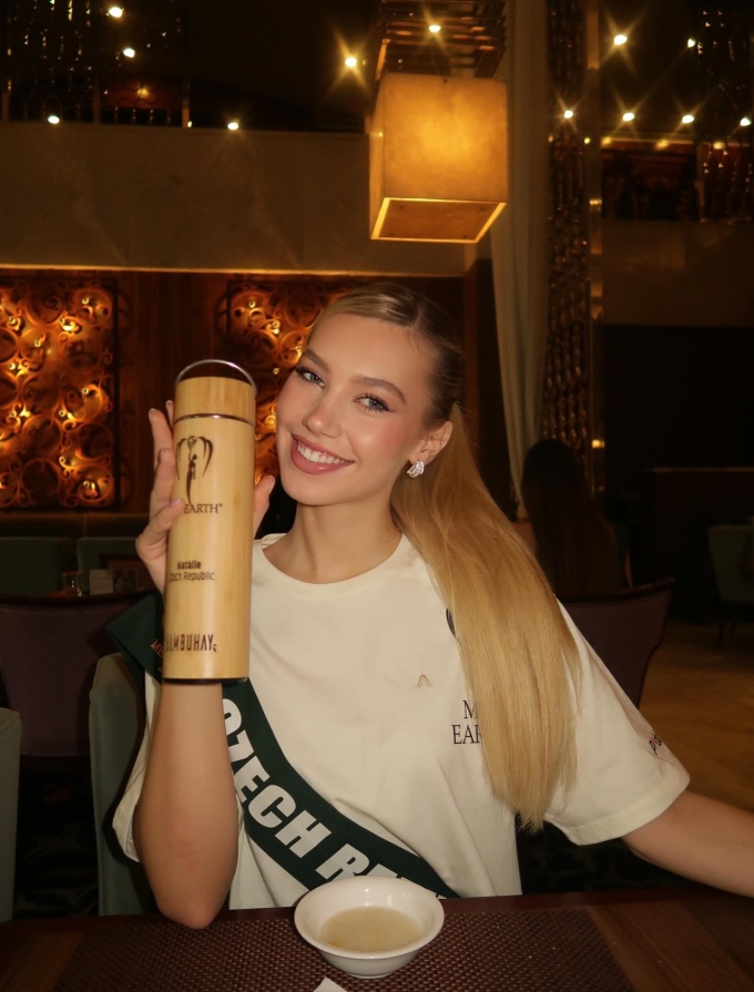 Nhan sắc của tân Hoa hậu Trái đất 17 Bên cạnh mục tiêu chinh phục vương miện hoa hậu và tốt nghiệp đại học loại xuất sắc, Natálie Puškinová theo đuổi nhiều hoạt động bảo vệ môi trường và thiện nguyện. Cô đang làm việc với tổ chức UNICEF để giúp đỡ trẻ em và tham gia vào các dự án của Save the Food - tổ chức chống lãng phí thực phẩm. Người đẹp từng ủng hộ số tiền thắng giải Hoa hậu Trái đất Cộng hòa Czech cho tổ chức Save the Food. Bên cạnh đó, cô phát triển Mini Academy - một chương trình do thanh niên điều hành thuộc Đoàn Thanh niên Liên minh châu Âu, tổ chức các hội thảo truyền cảm hứng sống bền vững cho giới trẻ thông qua nhận thức, đồng cảm và hành động.