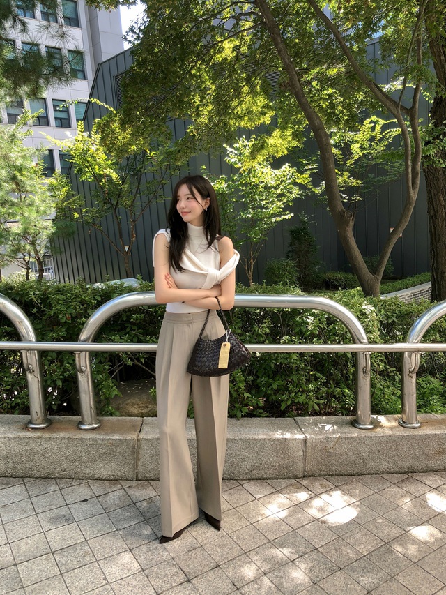 10 cách mặc quần màu be - item đang hot hơn cả quần trắng, ai thích style tối giản càng nên ghim- Ảnh 5.