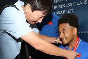 HLV Kim Sang-sik đưa Nguyễn Xuân Son sang Lào 