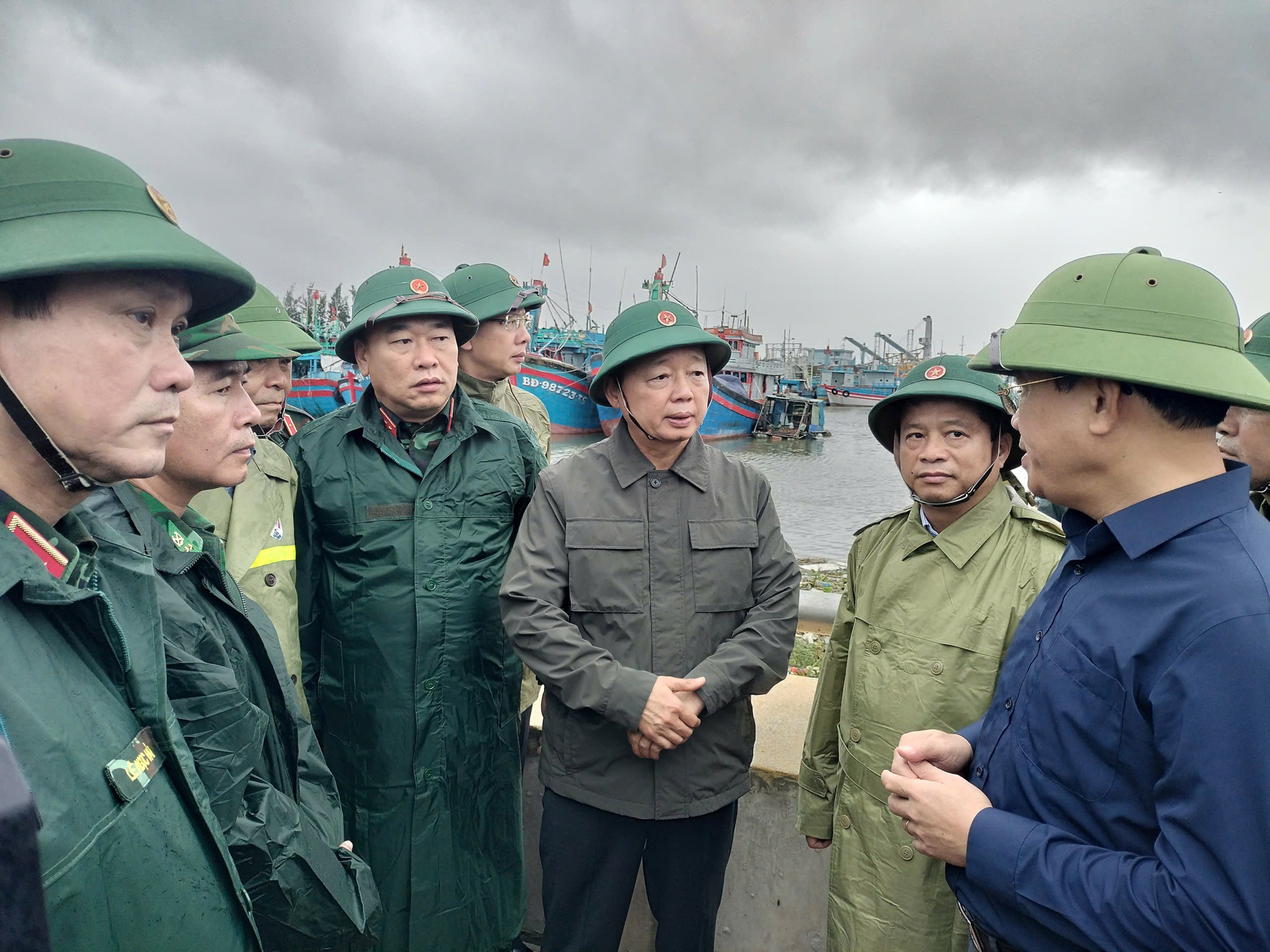 Bão Kalmaegi đổ bộ đất liền - Ảnh 2.