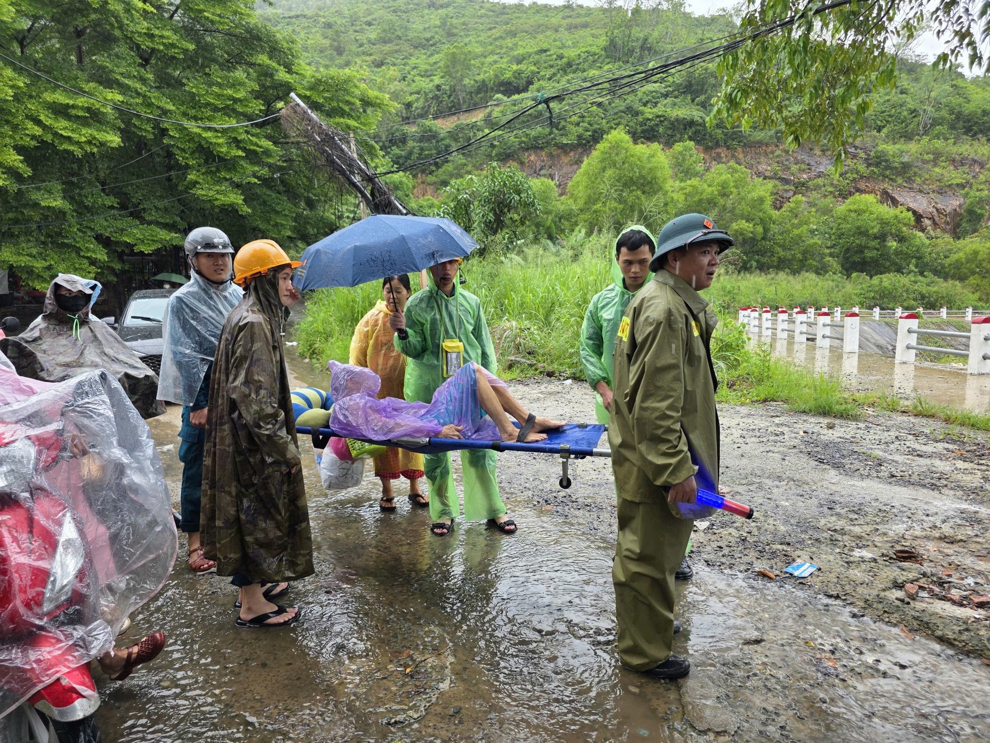 Bão Kalmaegi đổ bộ đất liền - Ảnh 4.
