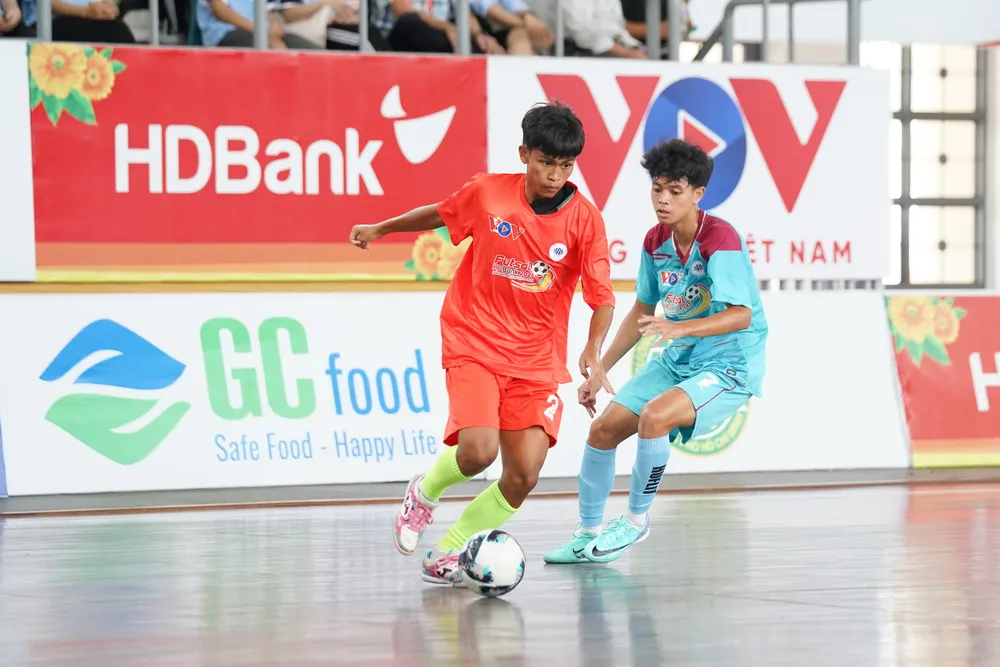 ruc-ro-sac-mau-va-kich-tinh-giai-futsal-sinh-vien-khu-vuc-tp-hcm (1).jpg