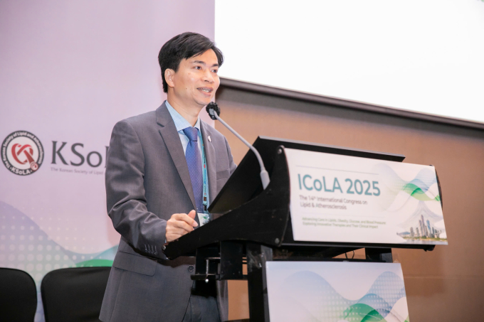 TS Tiến tại Hội nghị quốc tế về lipid và vữa xơ động mạch tại Seoul Hàn Quốc, tháng 11. Ảnh: Nhân vật cung cấp