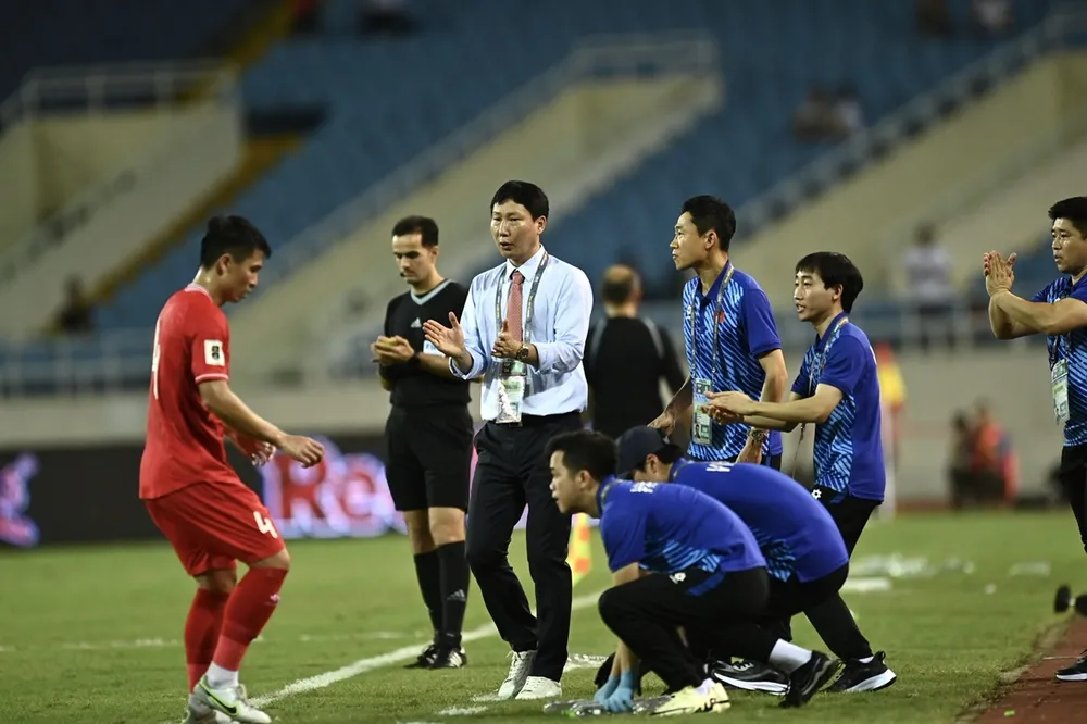 Ông Kim cảm thấy hạnh phúc khi gắn bó với các đội tuyển Việt Nam. Ảnh: CCT. hlv-kim-sang-sik-va-dong-luc-san-vang-sea-games-33 (3).jpg