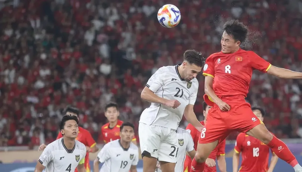 Lứa tuyển thủ trẻ Việt Nam có nhiều cơ hội cọ xát quốc tế trong quá trình chuẩn bị SEA Games vào tháng 12. Ảnh: CCT. hlv-kim-sang-sik-va-dong-luc-san-vang-sea-games-33 (5).jpg