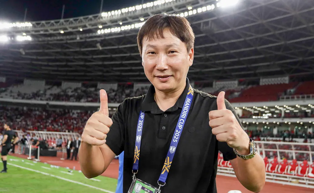 Ông thầy người Hàn Quốc sẽ đi vào lịch sử với 3 chức vô địch trong một năm, nếu có huy chương vàng SEA Games 33. Ảnh: CCT. hlv-kim-sang-sik-va-dong-luc-san-vang-sea-games-33 (2).jpg
