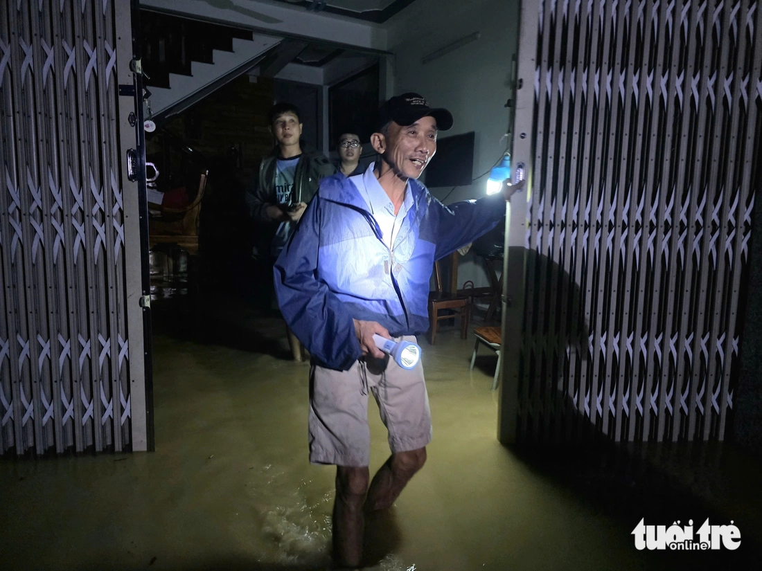 Bão vừa qua, lũ dâng lút mái nhà, dân không kịp trở tay - Ảnh 3.