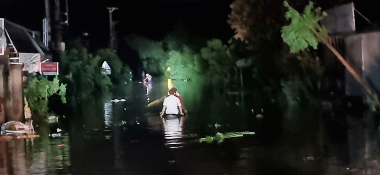 Bão số 13 Kalmaegi: Hàng ngàn người dân chạy lũ trong đêm - Ảnh 4.