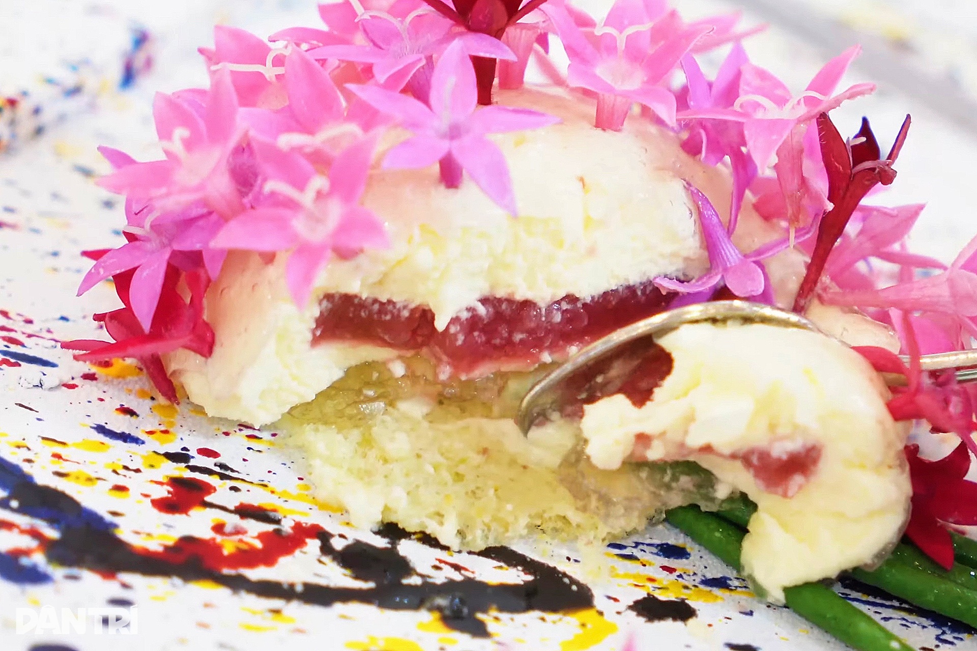 Tiệm bánh TPHCM gây sốt vì món núi lửa phun trào, có loại chỉ 5 phần/ngày - 8