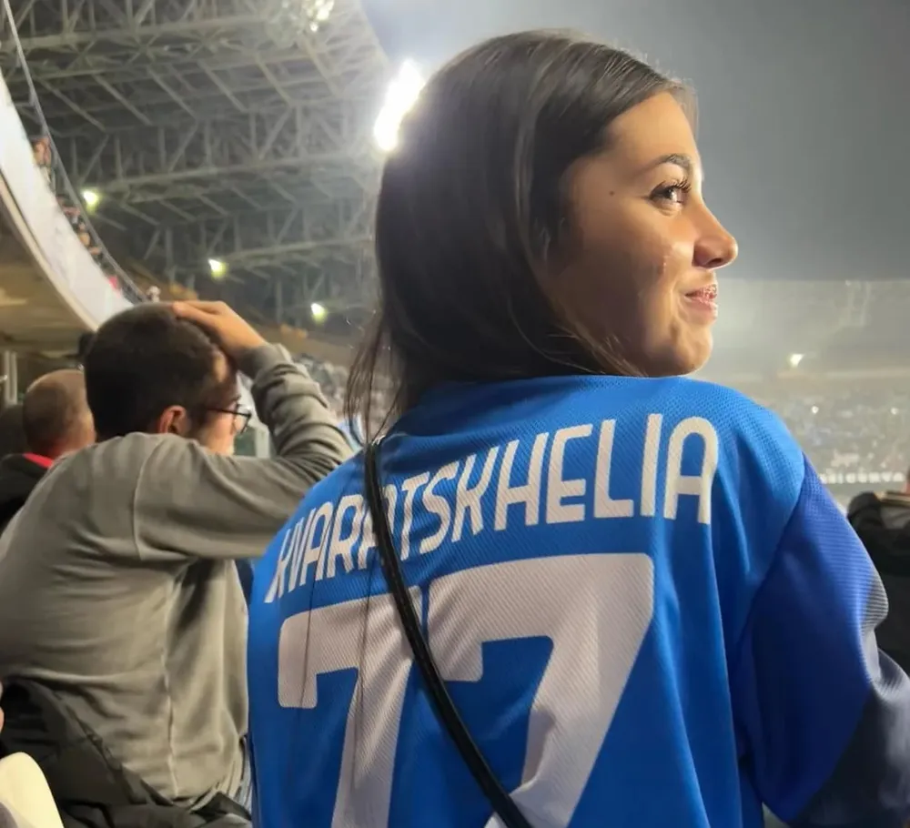 Cô gái người Ý hâm mộ ngôi sao Kvaratskhelia. Ảnh: TS. chia-tay-ban-gai-hon-7-tuoi-yamal-lap-sieu-pham (1).jpg