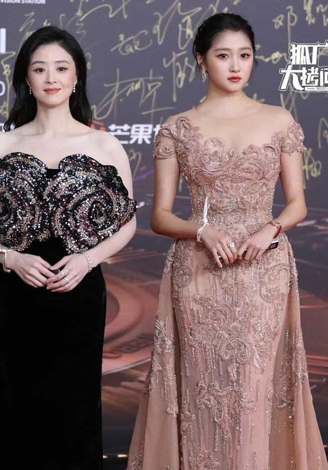 Tưởng Hân (váy đen) trong sự kiện Đại hội Tầm Nhìn Weibo hôm 3/11.