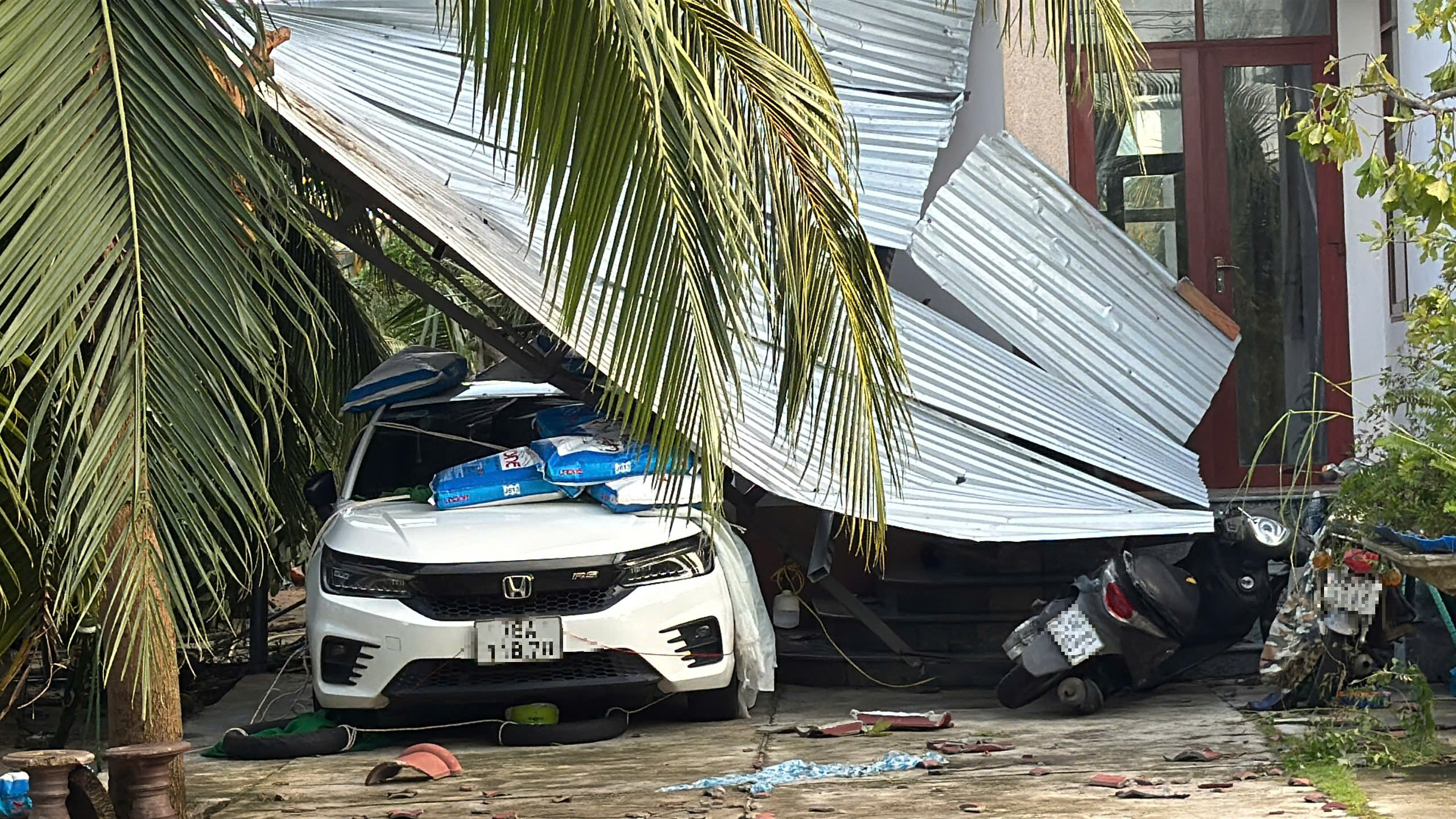 Hình ảnh xót xa ven biển Đắk Lắk nhà sập, tốc mái, 2 người chết do bão Kalmaegi - Ảnh 3.