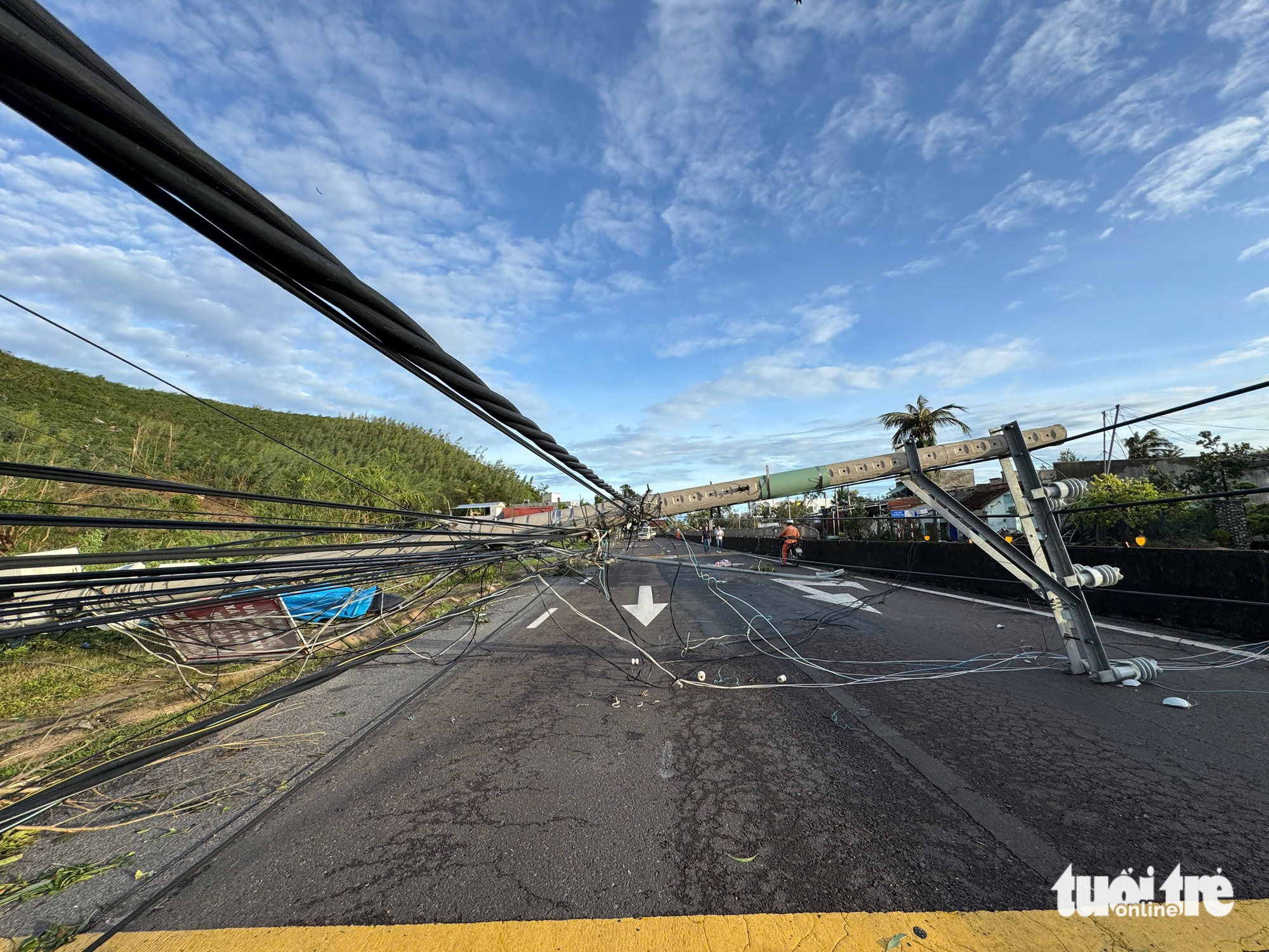 Hình ảnh xót xa ven biển Đắk Lắk nhà sập, tốc mái, 2 người chết do bão Kalmaegi - Ảnh 4.