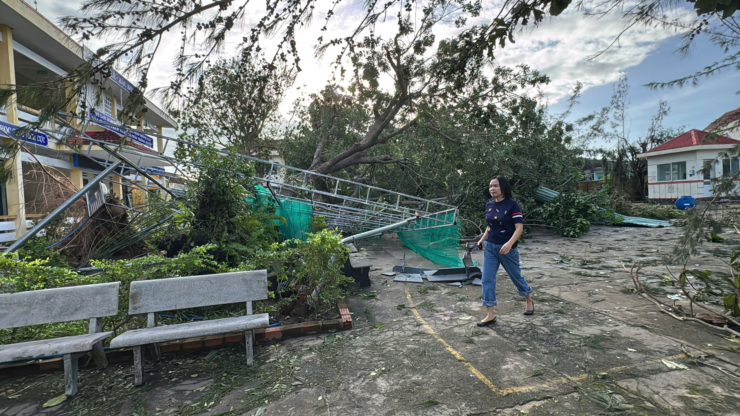 Hình ảnh xót xa ven biển Đắk Lắk nhà sập, tốc mái, 2 người chết do bão Kalmaegi - Ảnh 6.