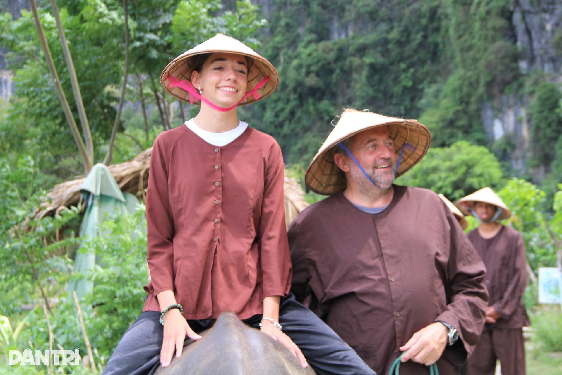 Khách Tây chi tiền triệu để cưỡi trâu, cấy lúa ở Ninh Bình - 4