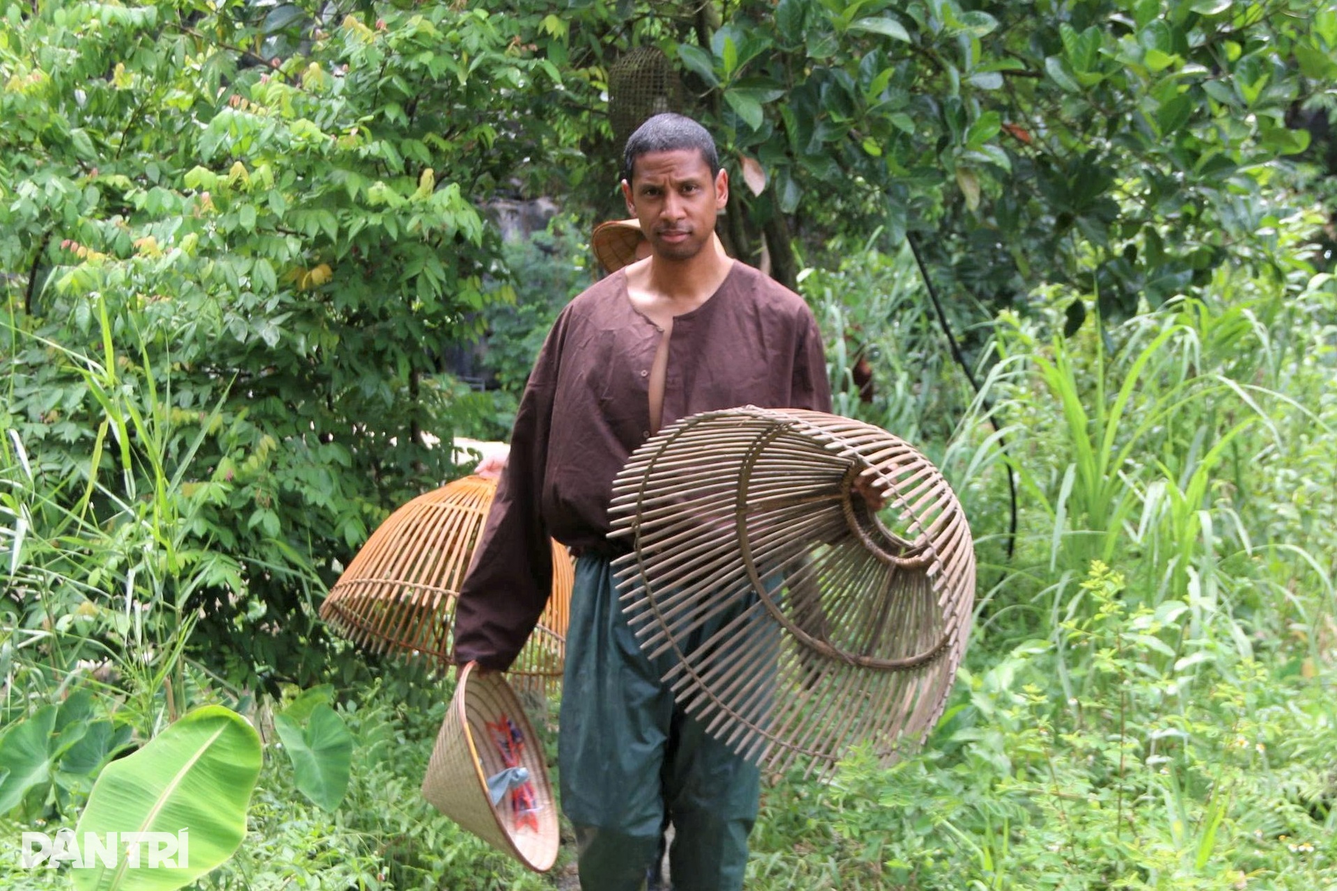 Khách Tây chi tiền triệu để cưỡi trâu, cấy lúa ở Ninh Bình - 6