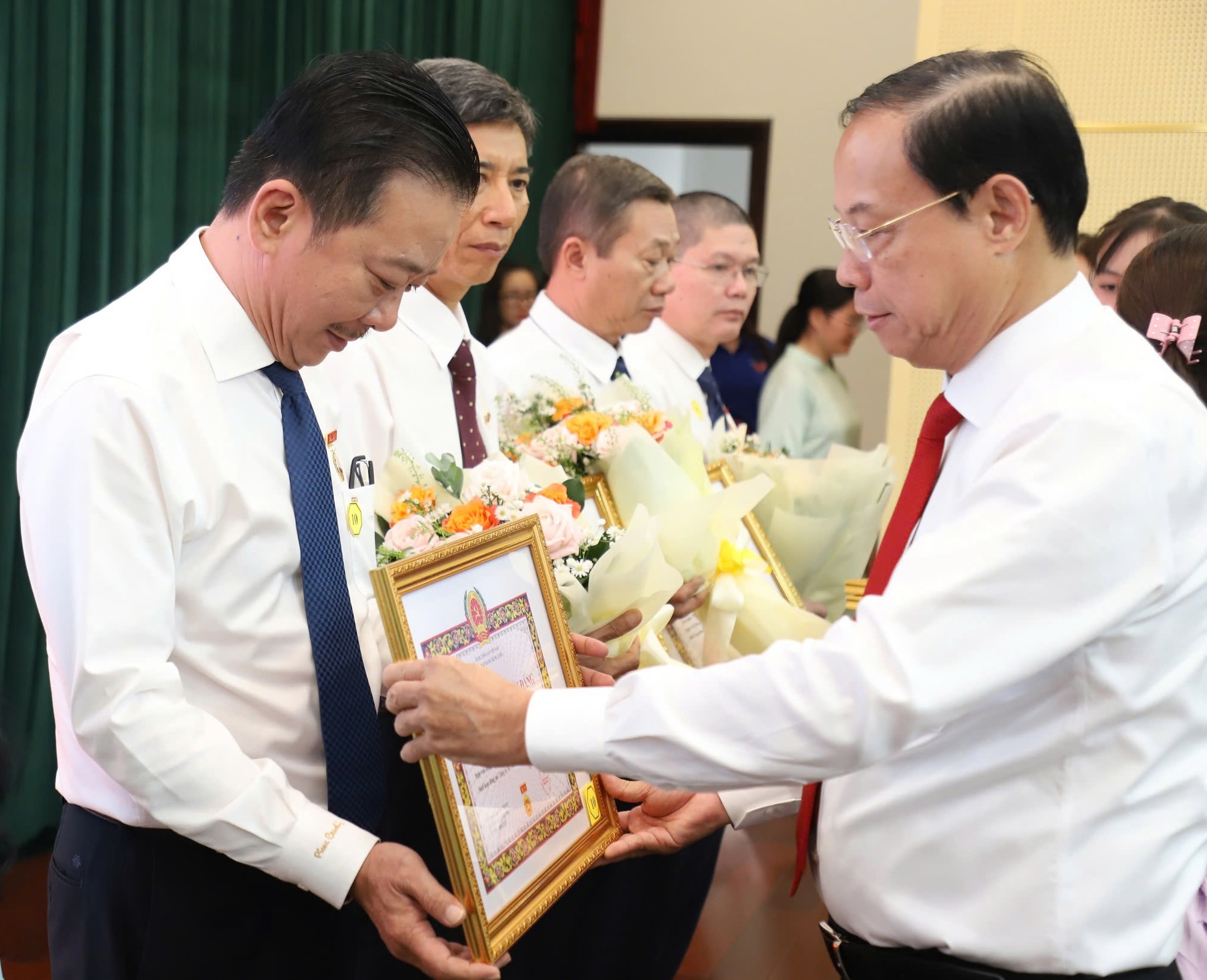 Đảng ủy UBND TP HCM trao Huy hiệu Đảng cho 32 đảng viên - Ảnh 3.