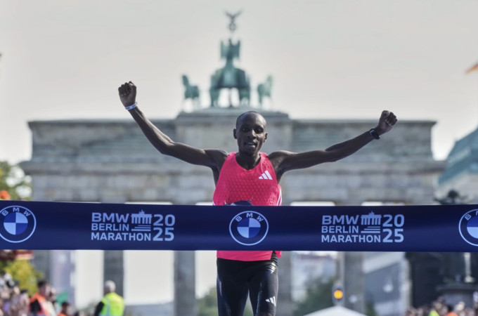 Sabastian Sawe về đích đầu tiên tại Berlin Marathon 2025 ngày 21/9. Ảnh: AP