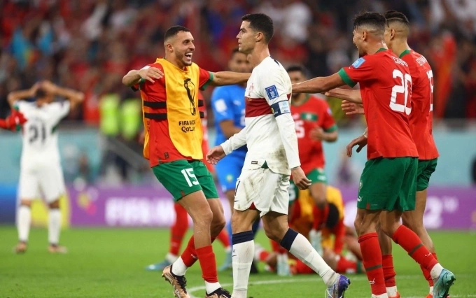 Ronaldo thất thần rời sân khi Bồ Đào Nha thất bại trước Morocco ở tứ kết World Cup 2022. Ảnh: Reuters