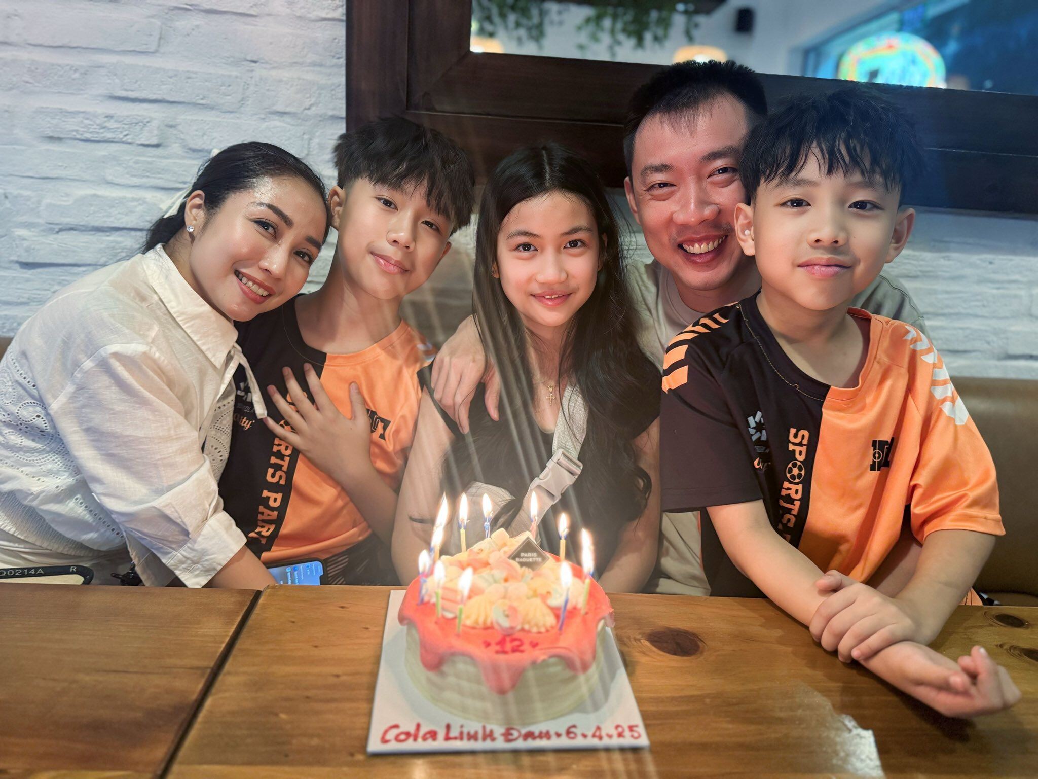 Con trai Ốc Thanh Vân ngại ngùng không muốn để mẹ hôn, 14 tuổi trổ mã cao lớn "dư sức" bế phụ huynh 10 Vợ chồng Ốc Thanh Vân có tổ ấm viên mãn bên 3 con.