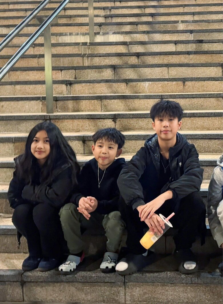 Con trai Ốc Thanh Vân ngại ngùng không muốn để mẹ hôn, 14 tuổi trổ mã cao lớn "dư sức" bế phụ huynh 7 3 con nhà Ốc Thanh Vân có ngoại hình đẹp mắt.