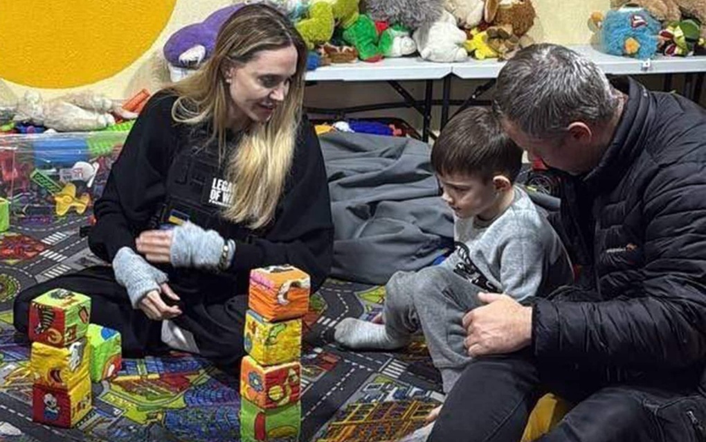 Sự cố hy hữu trong chuyến thăm của Angelina Jolie tới vùng chiến sự Ukraine - 2