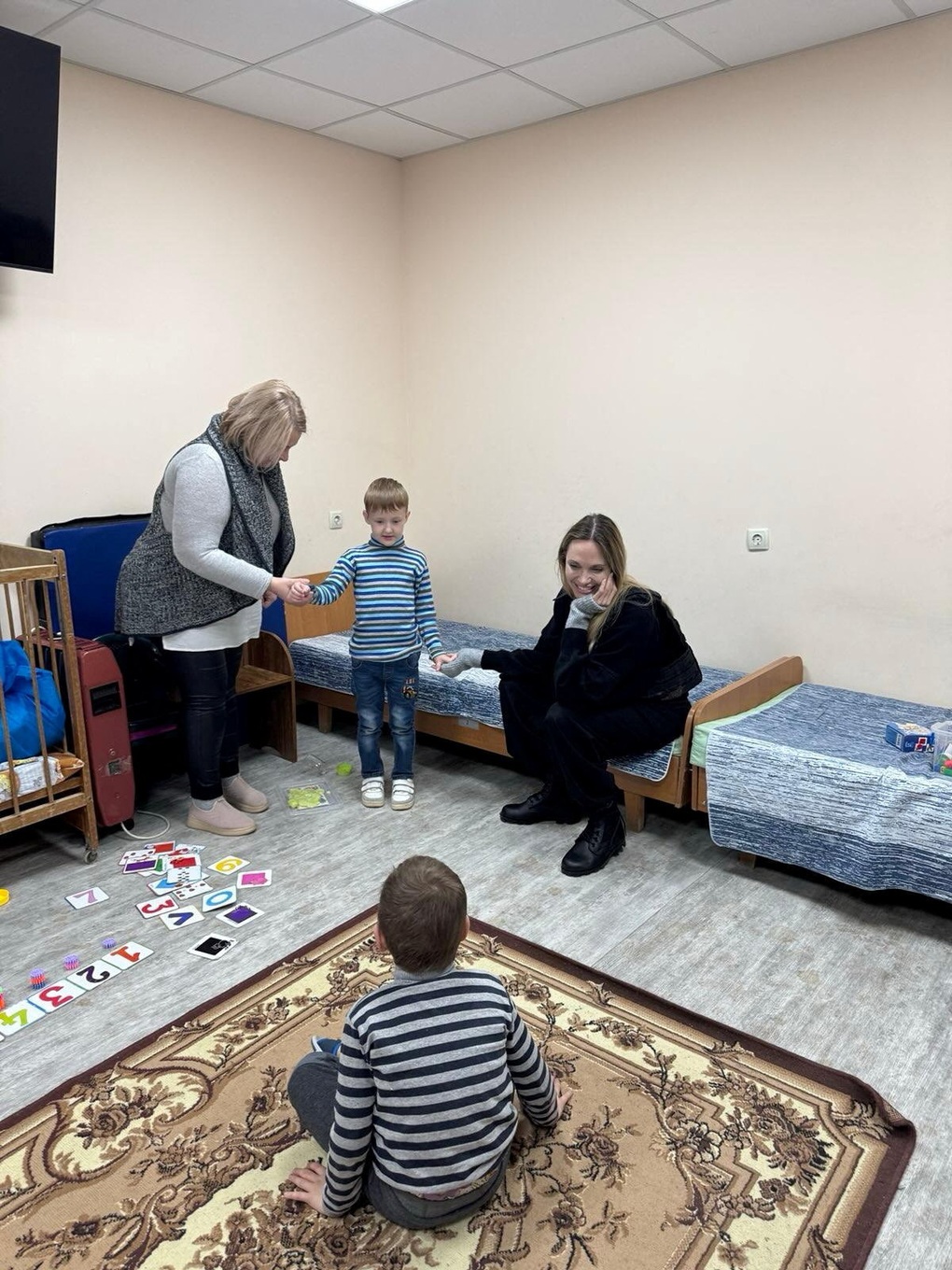 Sự cố hy hữu trong chuyến thăm của Angelina Jolie tới vùng chiến sự Ukraine - 3