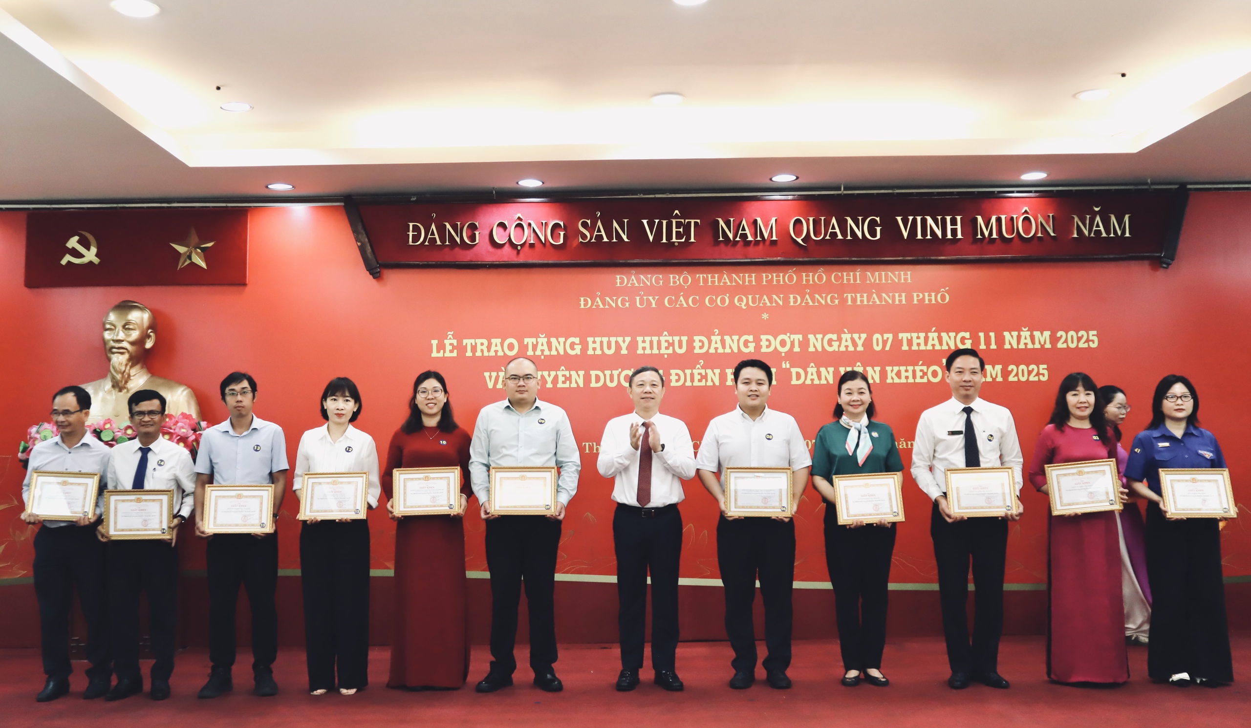 TP.HCM: Tuyên dương cá nhân, tập thể điển hình trong phong trào thi đua 'Dân vận khéo' - Ảnh 3.