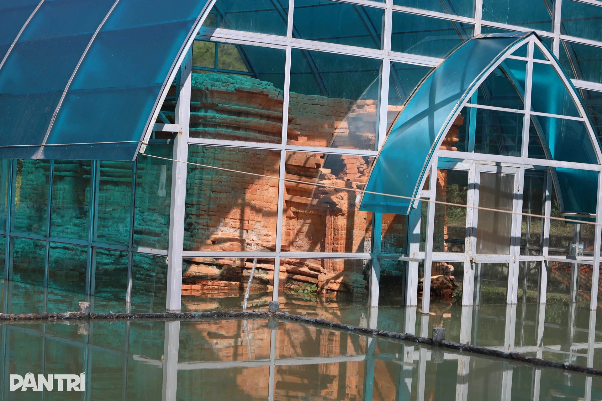 Tháp Chăm cổ nghìn năm tuổi nằm dưới mực nước biển bị ngập lụt kéo dài - 3