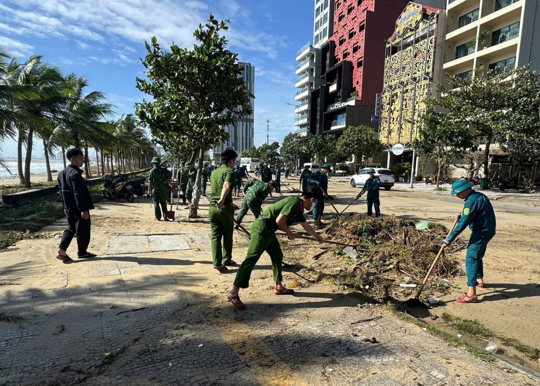 Đà Nẵng ngổn ngang sau bão Kalmaegi, lực lượng vũ trang xắn tay khắc phục - Ảnh 3.