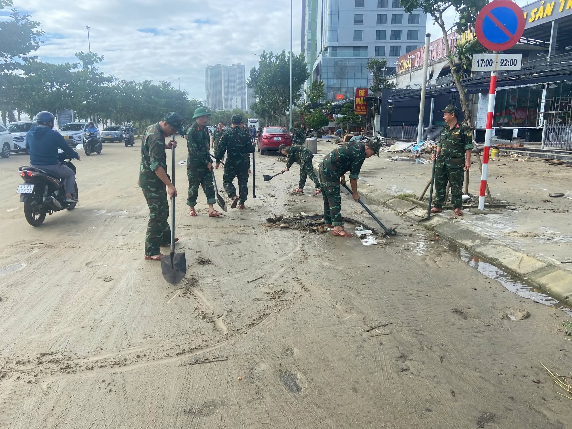 Đà Nẵng ngổn ngang sau bão Kalmaegi, lực lượng vũ trang xắn tay khắc phục - Ảnh 4.
