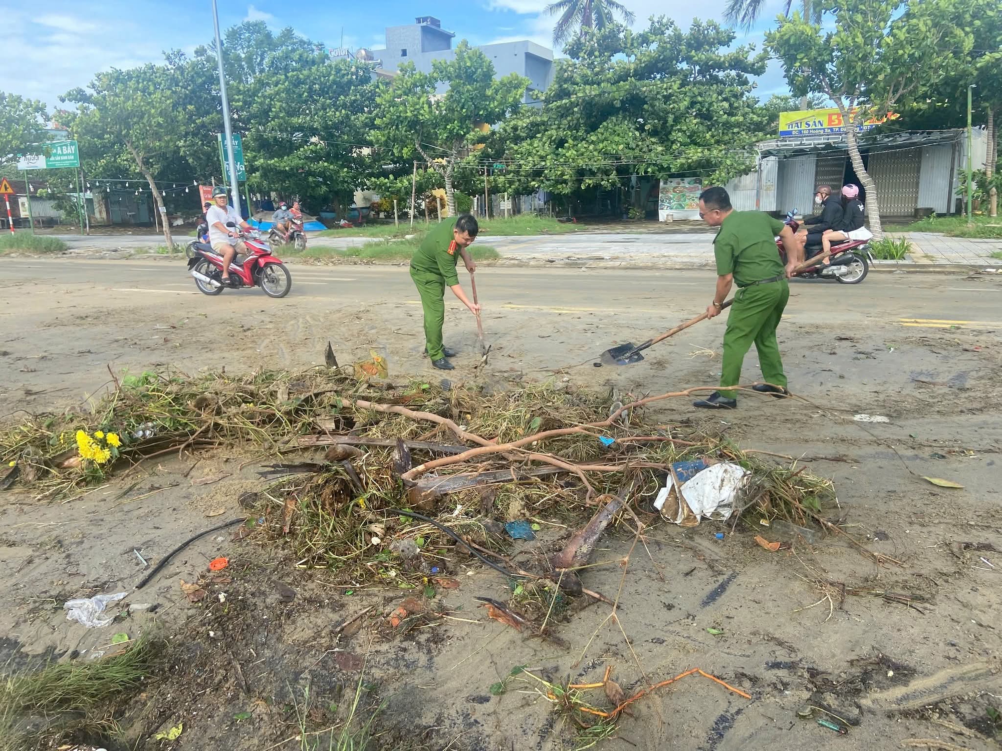 Đà Nẵng ngổn ngang sau bão Kalmaegi, lực lượng vũ trang xắn tay khắc phục - Ảnh 5.