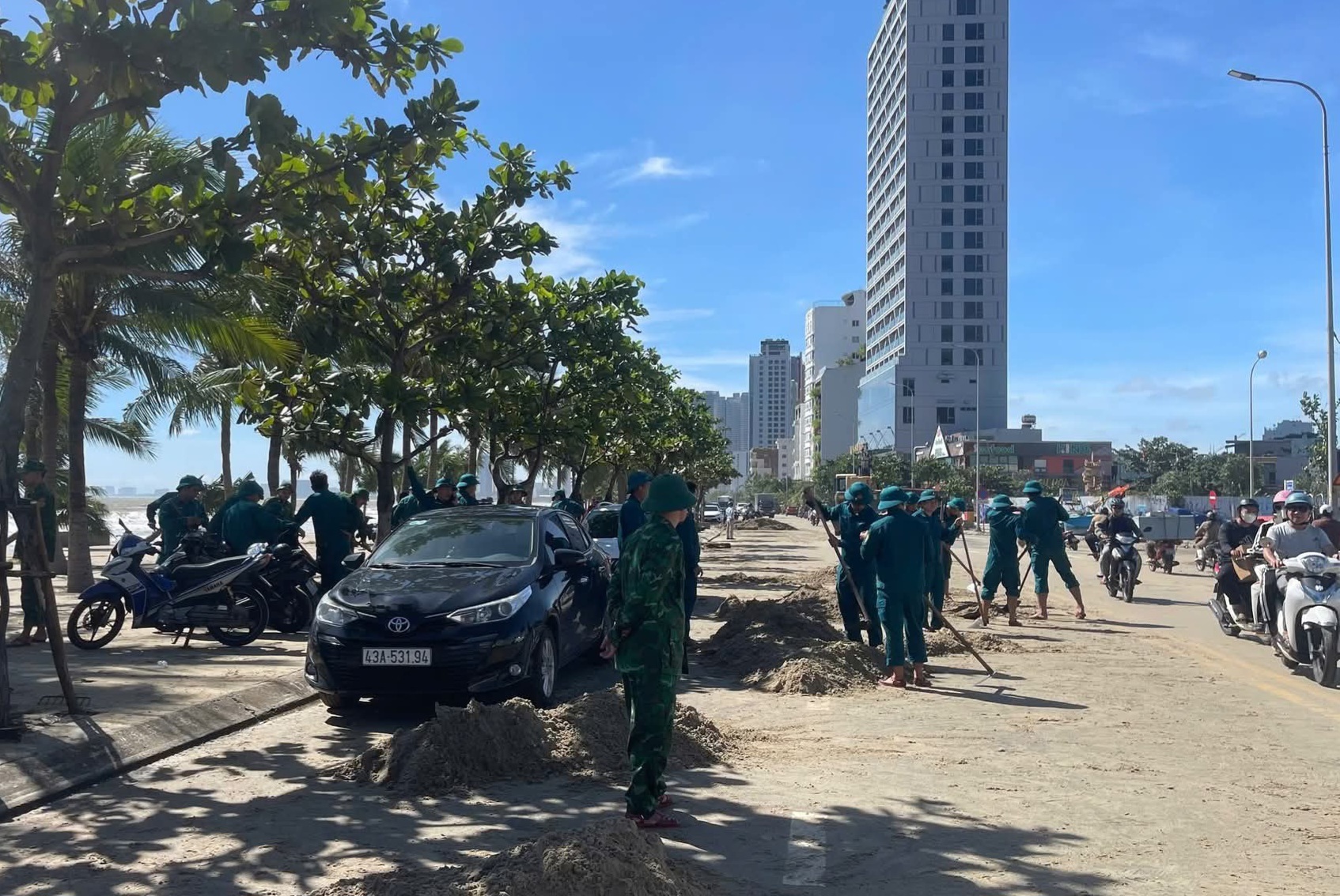 Đà Nẵng ngổn ngang sau bão Kalmaegi, lực lượng vũ trang xắn tay khắc phục - Ảnh 6.