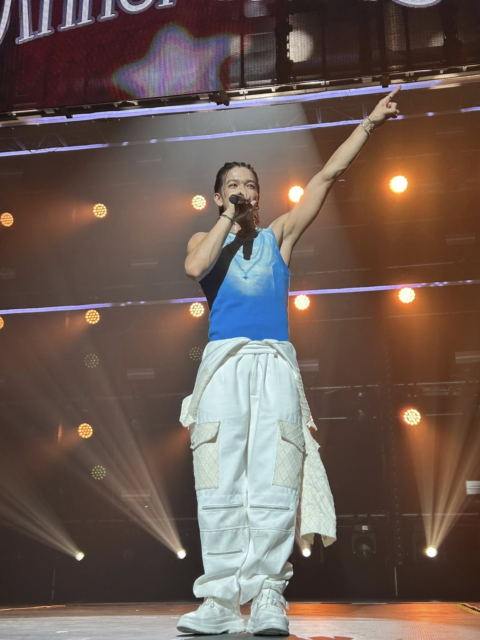 2 ca sĩ Vbiz gây sốc khi làm điều này trên sân khấu- Ảnh 3.