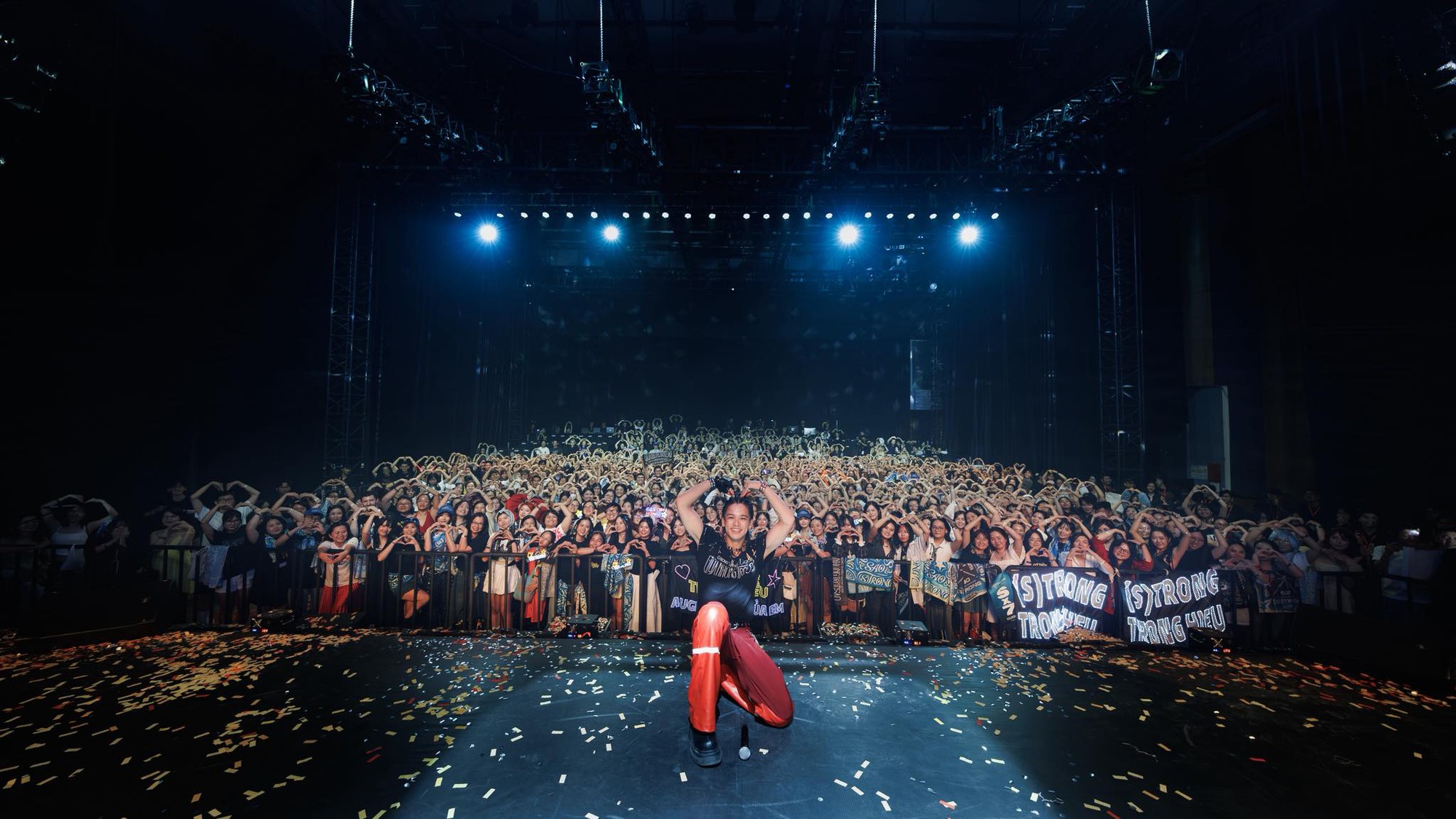 2 ca sĩ Vbiz gây sốc khi làm điều này trên sân khấu- Ảnh 4.