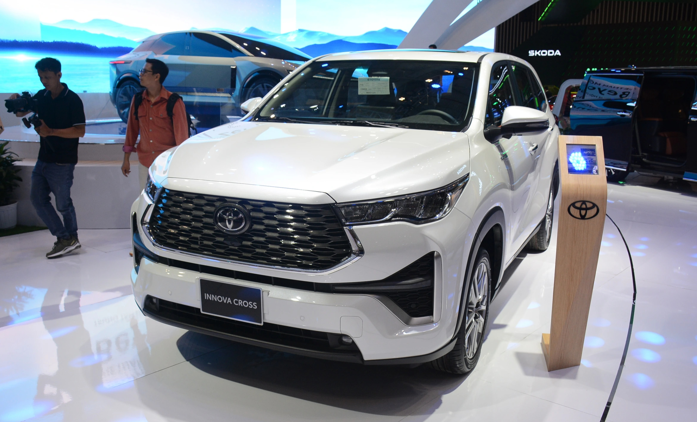 Ô tô hybrid tại Việt Nam 'đua' giảm giá, nhiều mẫu mới ưu đãi hàng chục triệu - Ảnh 4.