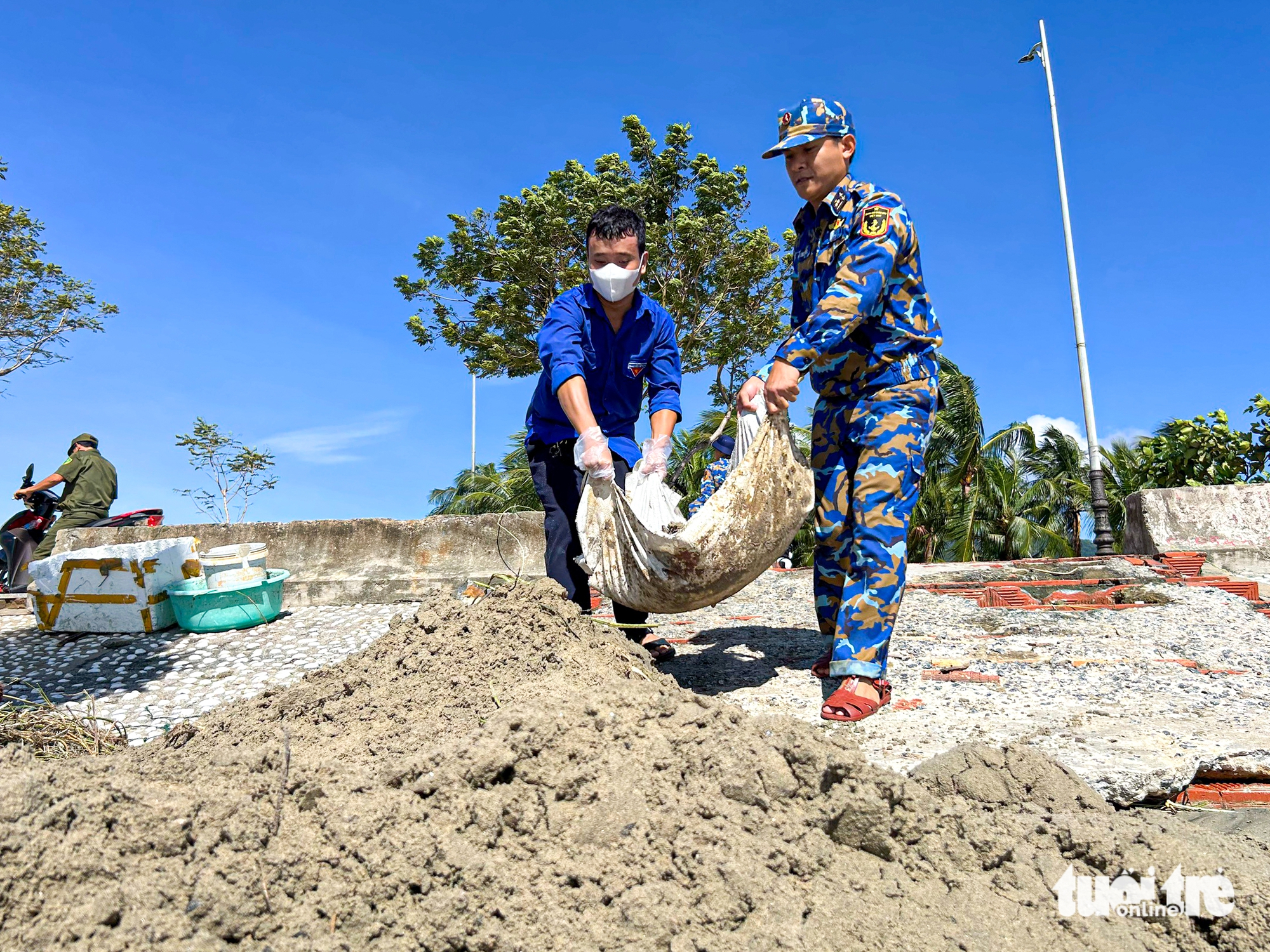 Đà Nẵng: Khẩn trương dọn rác ngổn ngang đường phố sau bão số 13 4 Đà Nẵng: Khẩn trương dọn rác ngổn ngang đường phố sau bão số 13 - Ảnh 4.