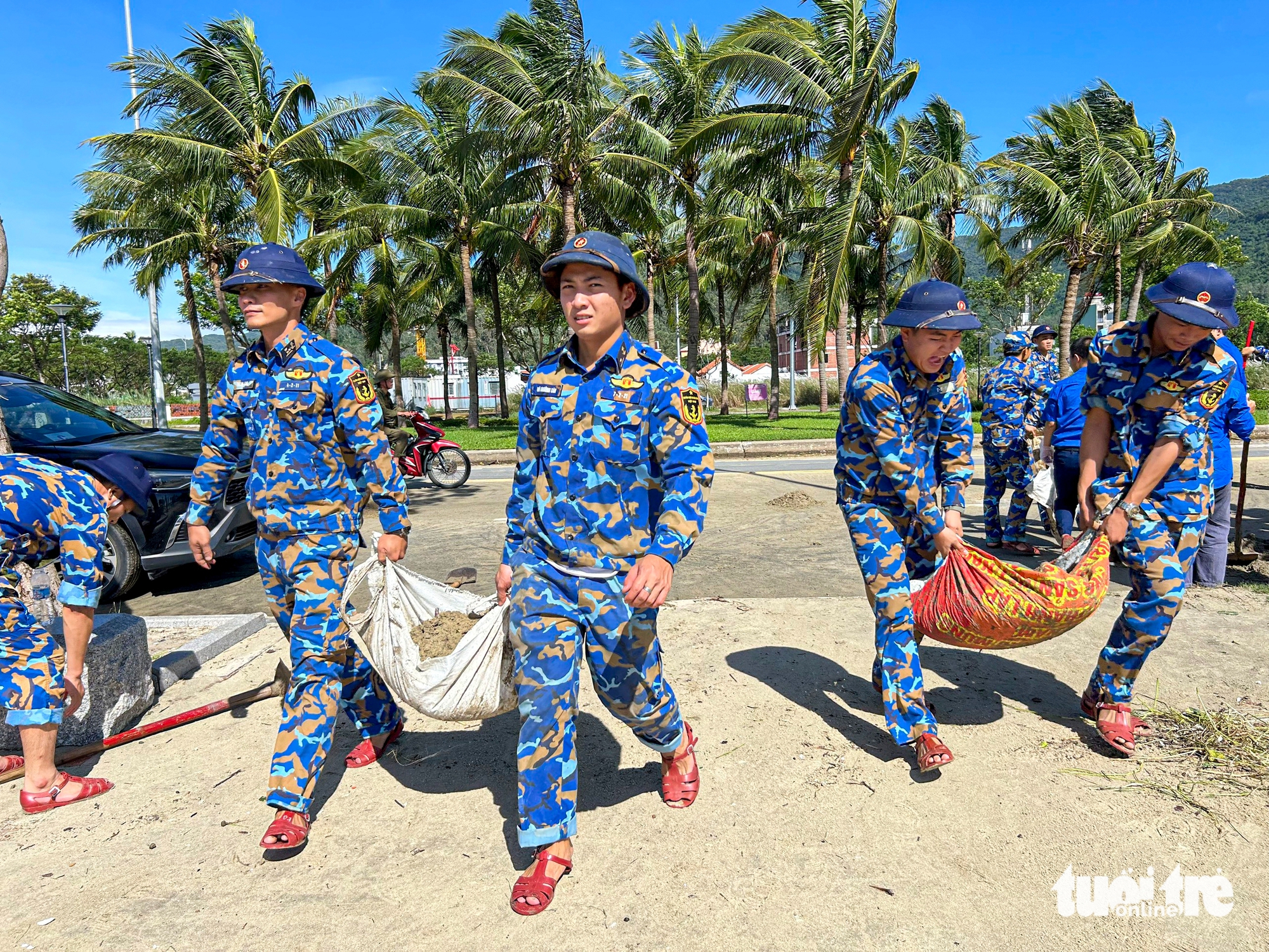 Đà Nẵng: Khẩn trương dọn rác ngổn ngang đường phố sau bão số 13 5 Đà Nẵng: Khẩn trương dọn rác ngổn ngang đường phố sau bão số 13 - Ảnh 5.