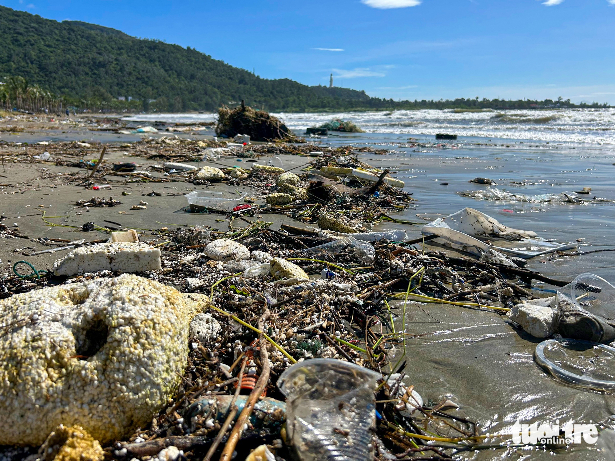 Đà Nẵng: Khẩn trương dọn rác ngổn ngang đường phố sau bão số 13 6 Đà Nẵng - Ảnh 6.