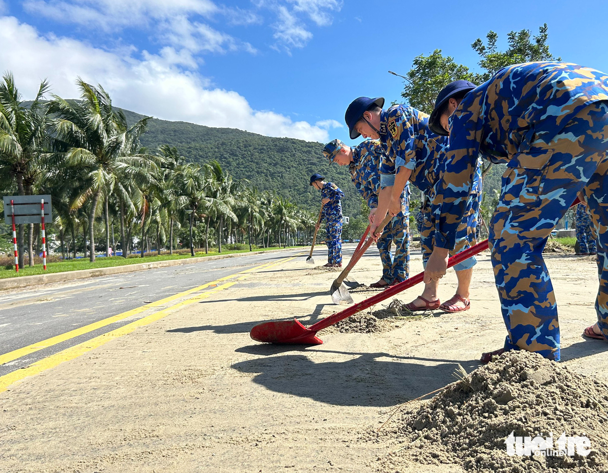 Đà Nẵng: Khẩn trương dọn rác ngổn ngang đường phố sau bão số 13 8 Đà Nẵng - Ảnh 8.