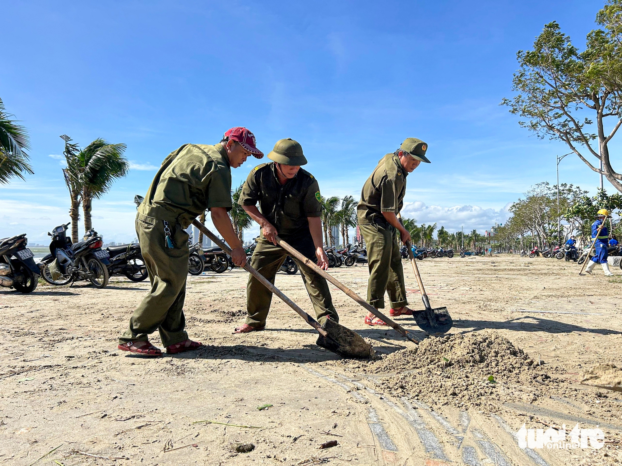 Đà Nẵng: Khẩn trương dọn rác ngổn ngang đường phố sau bão số 13 9 Đà Nẵng - Ảnh 9.