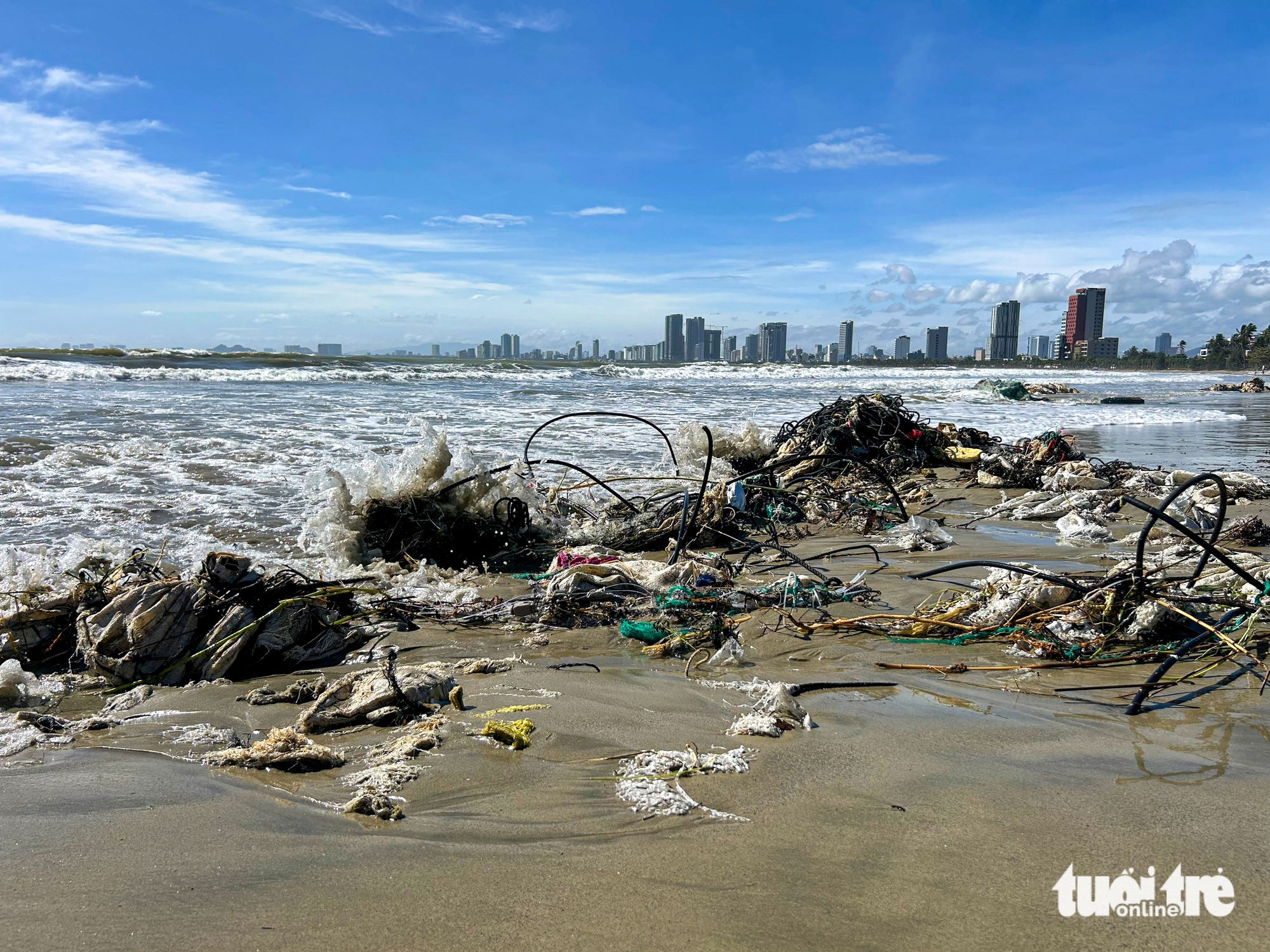 Đà Nẵng: Khẩn trương dọn rác ngổn ngang đường phố sau bão số 13 10 Đà Nẵng - Ảnh 10.