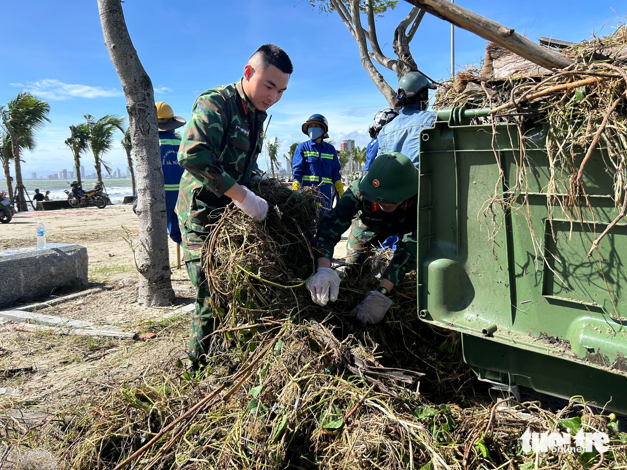 Đà Nẵng: Khẩn trương dọn rác ngổn ngang đường phố sau bão số 13 11 Đà Nẵng - Ảnh 11.
