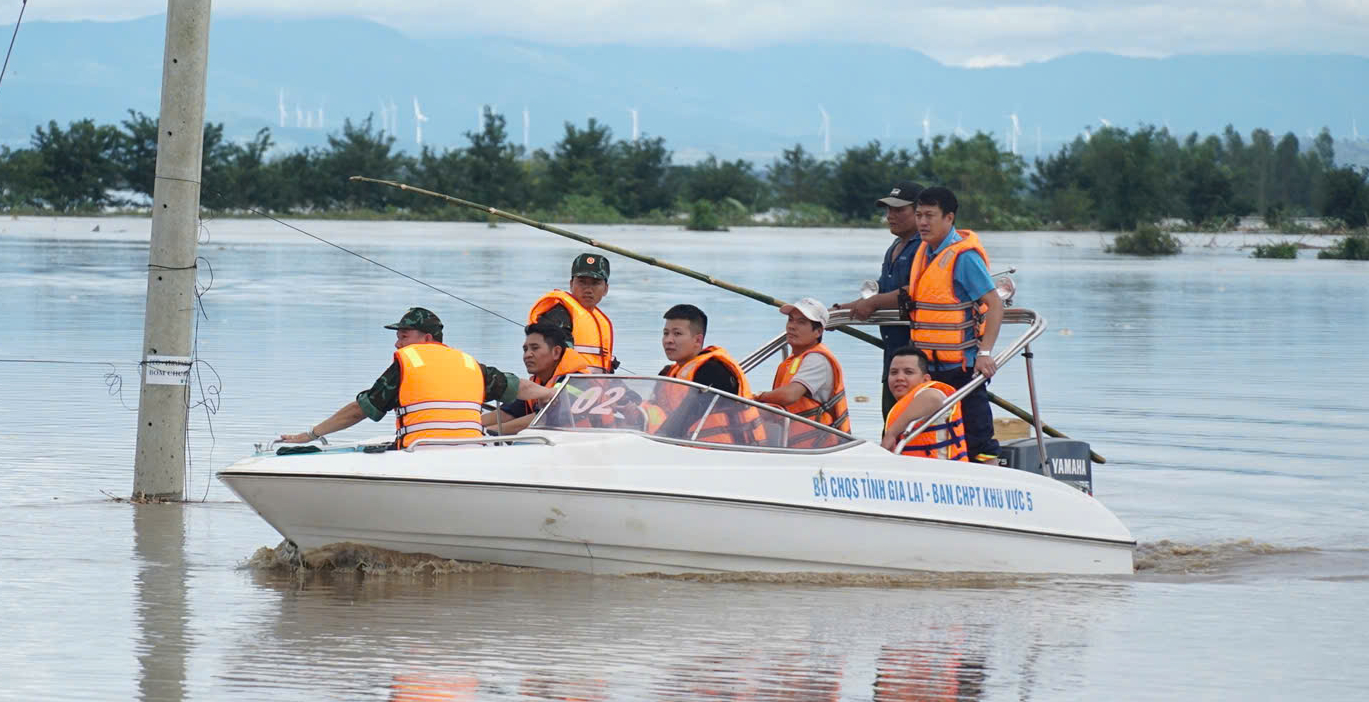 Ngập nặng ở xã biên giới Đắk Lắk, phải sơ tán hơn 500 hộ dân - Ảnh 4.
