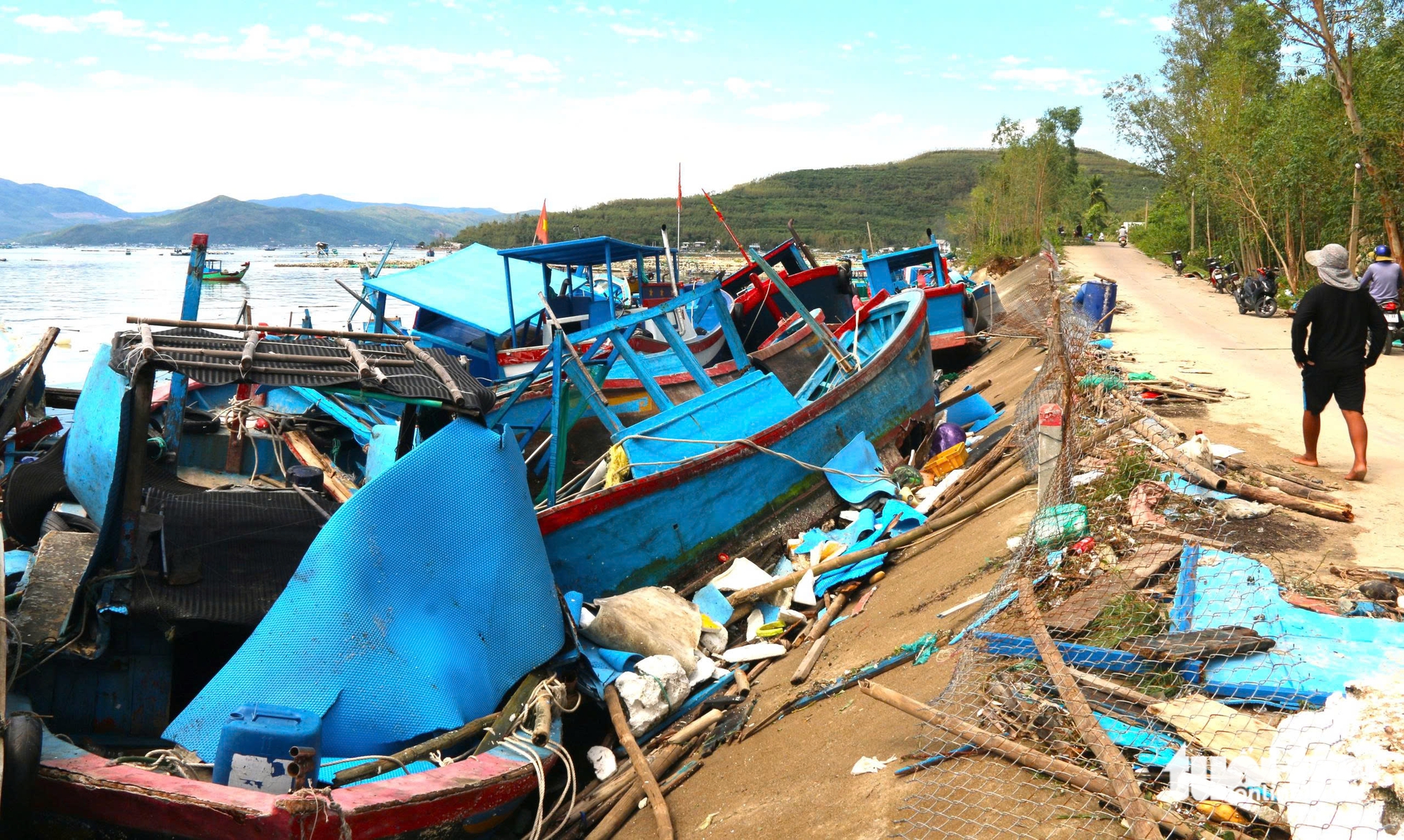 Xót xa cảnh hàng chục chiếc tàu cá tan nát sau bão Kalmaegi - Ảnh 2.