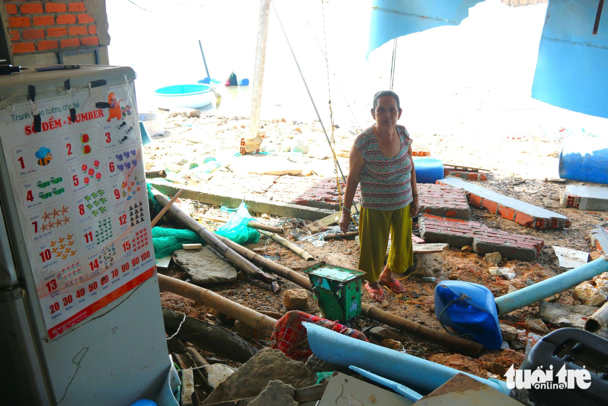 Xót xa cảnh hàng chục chiếc tàu cá tan nát sau bão Kalmaegi - Ảnh 7.