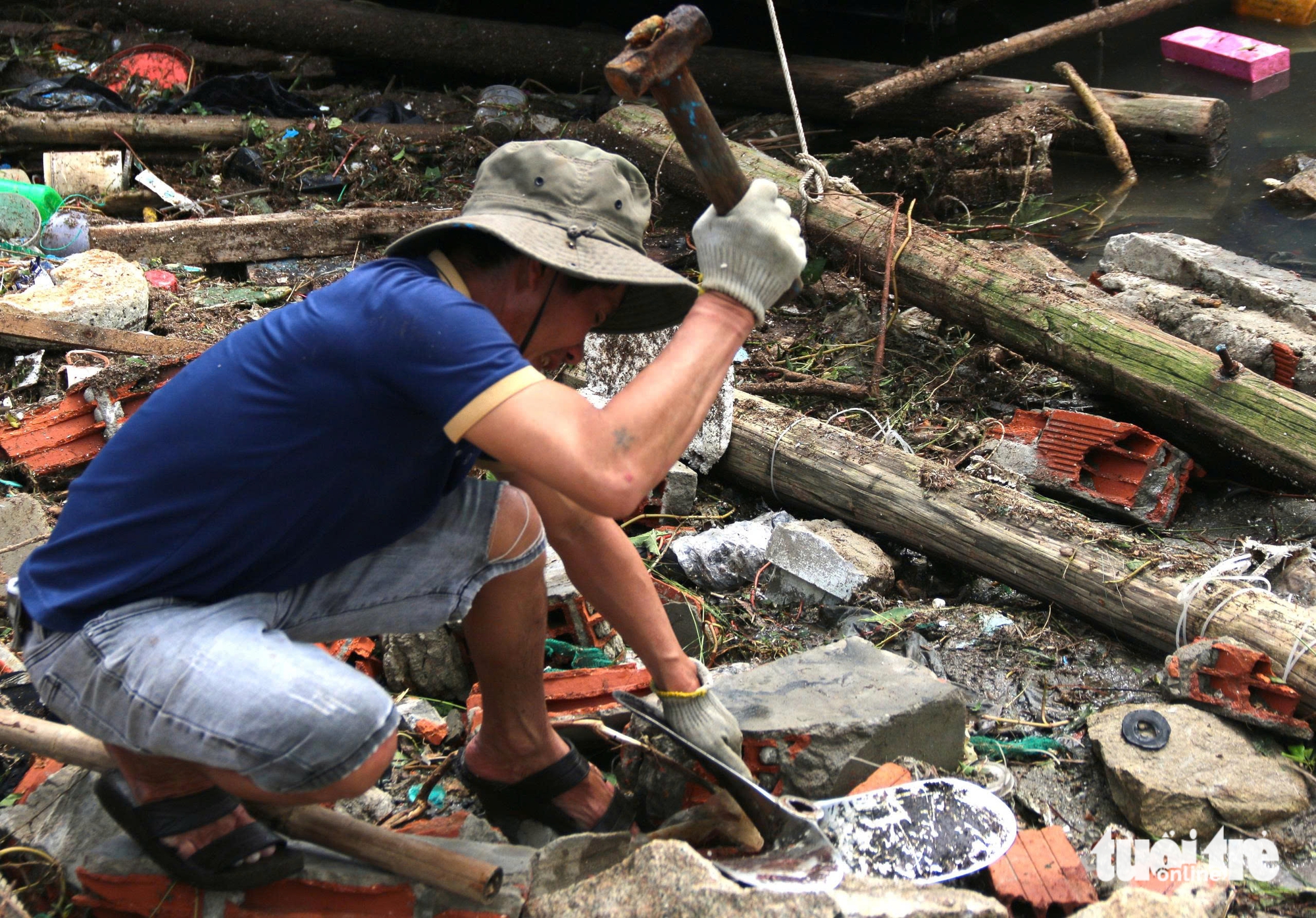 Xót xa cảnh hàng chục chiếc tàu cá tan nát sau bão Kalmaegi - Ảnh 13.